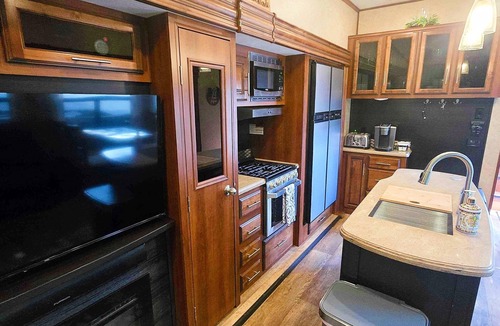 Port Angeles East House | Deluxe RV Rental - The Eagle (Sleeps 6) - Stay in Style at the Gateway to Olympic National Park