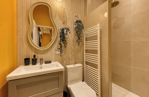 Melun Apartment | Deluxe SPA suite: caramel sweetness