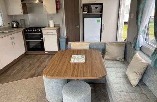 Prestonpans House | Deluxe, Spacious, Modern 3 Bedroom Holiday Home, Large Enclosed Decking Veranda