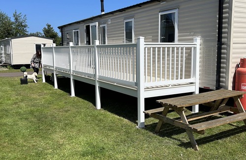Prestonpans House | Deluxe, Spacious, Modern 3 Bedroom Holiday Home, Large Enclosed Decking Veranda