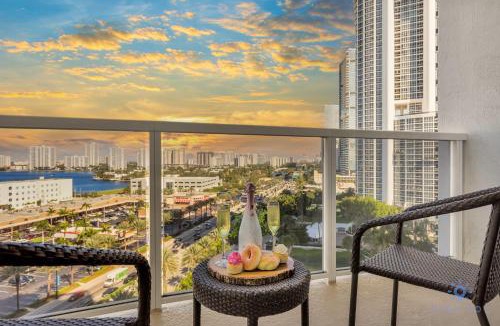 Sunny Isles Beach Hotel | Deluxe Studio Balcony Bay View Amazing Pool