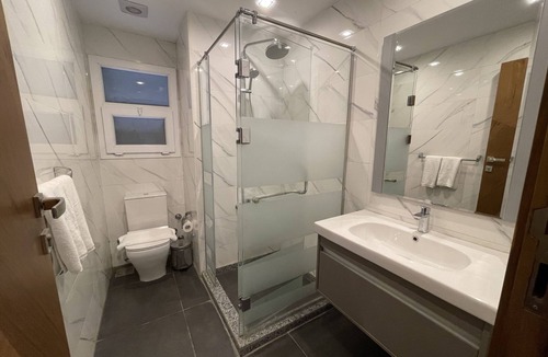 An-Nuzhah Apartment | Deluxe StudioTwin - 5 min from the airport