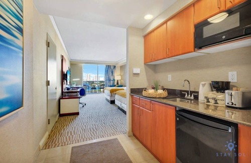 Sunny Isles Beach Apartment | Deluxe Studio Retreat, Amazing Pool
