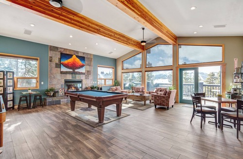 Baldy Mountain Condo | Deluxe Three Bedroom Condo. AMAZING VIEWS. On bus route. Pet friendly.