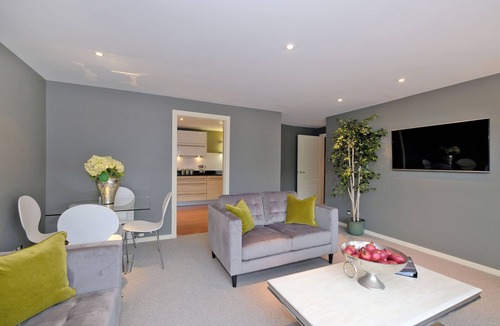 Central Aberdeen Apartment | Deluxe three-bedroom home in the sought-after West End area of Aberdeen