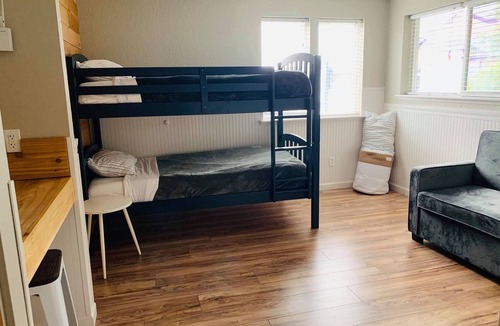 Long Beach Hotel | Deluxe Three Bedroom with Kitchen at Boardwalk Cottages, Full Kitchen, Parking