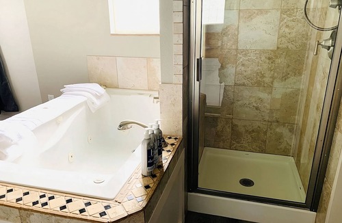 Long Beach Hotel | Deluxe Three Bedroom with Kitchen at Boardwalk Cottages, Full Kitchen, Parking