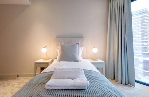 Warwick Apartment | Deluxe Victoria Home close to Buckingham Palace
