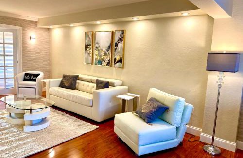 North Bay Village Apartment | Deluxe waterfront one bedroom apartment with Miami Skyline view, free parking 5 mins drive to Miami Beach