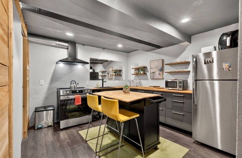 Roxhill Apartment | Deluxe West Seattle Apartment | Sleeps 6 | MAJOR INTERNATIONAL SPORTING EVENT