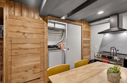 Roxhill Apartment | Deluxe West Seattle Apartment | Sleeps 6 | MAJOR INTERNATIONAL SPORTING EVENT