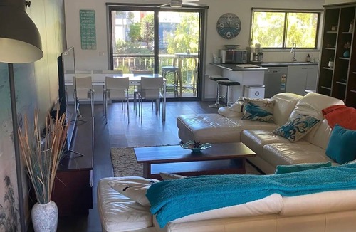 Surf Beach House | Denhams Beach House (with tennis court/pool/wifi!)
