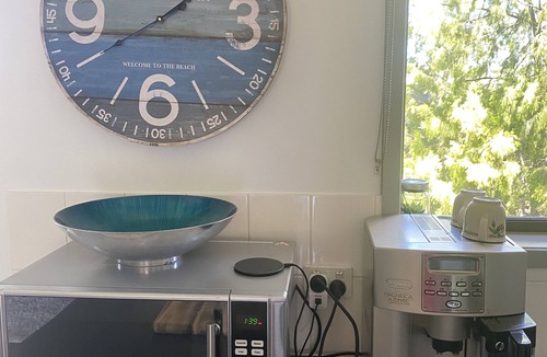 Surf Beach House | Denhams Beach House (with tennis court/pool/wifi!)