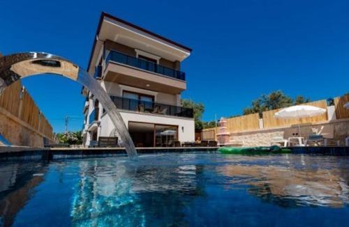 Demre Villa | Denize 2 dk! Havuzlu jakuzili saunalı lüks Villa