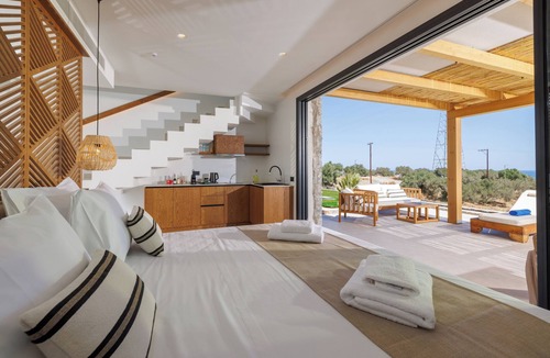Hersonissos Centre Hotel | Deos Luxury Suites