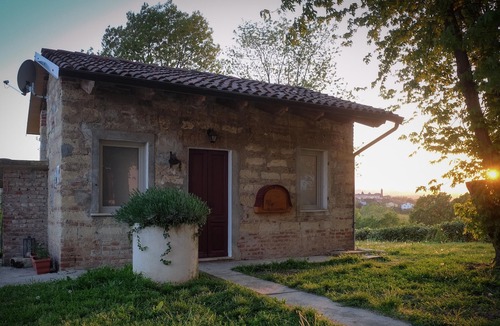 San Maurizio House | Dependance Rose, a romantic living room with double bed and bathroom