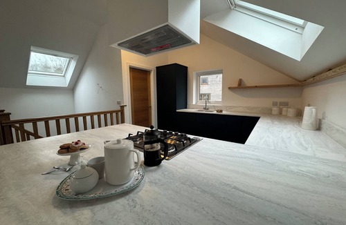 Farley Cabin | Derwent; woodland lodge for 6 with hot tub, BBQ, near Alton Towers.