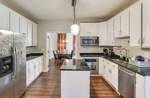 Johnston House | Des Moines Suburb Stay w/Spacious Layout & Deck!