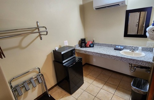 Maupin Apartment | Deschutes Motel - Macks Canyon - Queen Suite w/1 Queen Bed