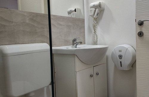 Pitesti Apartment | Descoperă confortul unei camere complet dotată. Ideal pentru pt calatorii