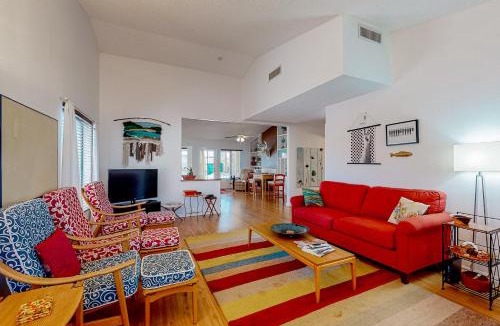 Garden Lakes House | Desert Blooms