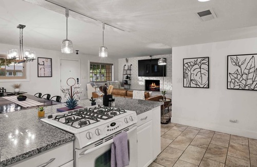 Paradise Plaza House | Desert Hideaway I Pool I Tiki Bar I Bocce
