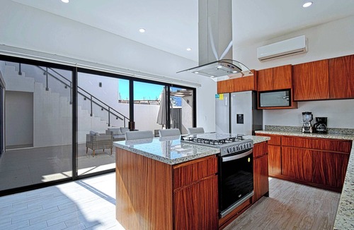 El Centenario House | Desert Luxury Villa, Pool, Rooftop, Near Airport
