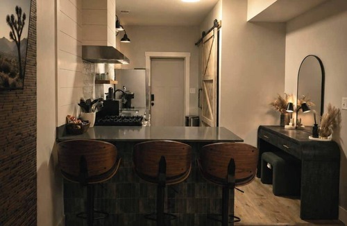 West Town Apartment | Desert Mirage Private Patio Desk Parking