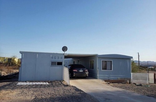 Topock House | Desert Oasis Bring the family and pets to a little slice of desert beauty.