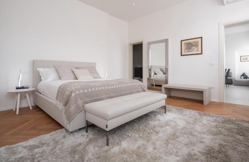 San Polo Apartment | Design Apartment with Balcony on the Grand Canal R&R