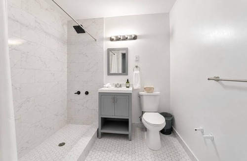 Liberty City Apartment | Design District Studio, free parking &