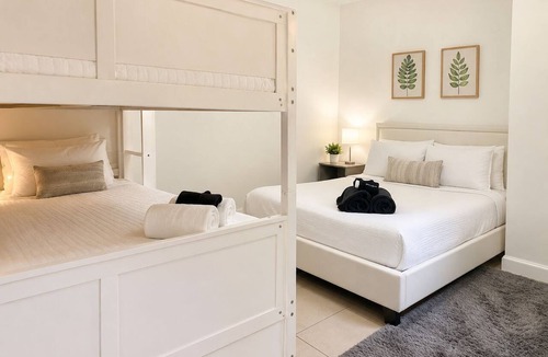 Liberty City Apartment | Design District Studio, free parking &