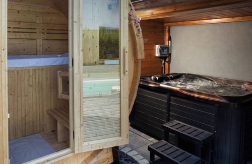 Furdenheim Apartment | Design studio, jacuzzi, private terrace, air conditioning