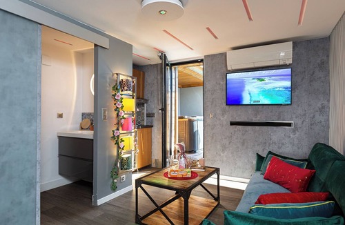 Furdenheim Apartment | Design studio, jacuzzi, private terrace, air conditioning