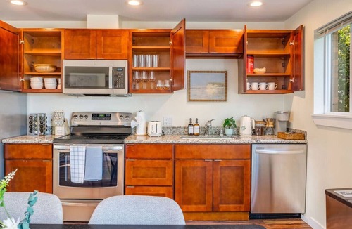 East Queen Anne Apartment | Designated Parking · AC · Walks to Space Needle/DT