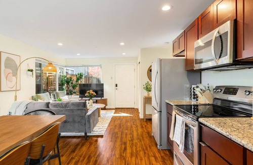 East Queen Anne Apartment | Designated Parking · AC · Walks to Space Needle/DT