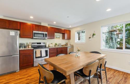 East Queen Anne House | Designated Parking AC Walks to Space Needle DT