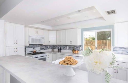 Redlands House | Designed for extended stays, family relocations, or corporate travel, this furnished home offers high-speed Wi-Fi, workspace, and all essentials for a comfortable month-long stay. Private in-law suite, lockable rooms, pet-friendly yard with dog run,