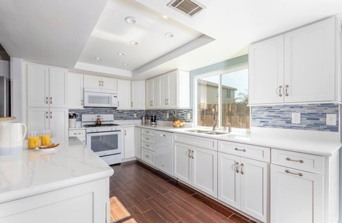Redlands House | Designed for extended stays, family relocations, or corporate travel, this furnished home offers high-speed Wi-Fi, workspace, and all essentials for a comfortable month-long stay. Private in-law suite, lockable rooms, pet-friendly yard with dog run,
