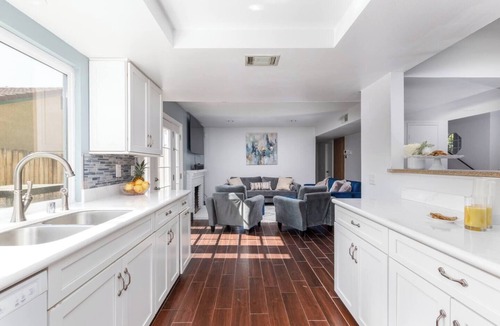 Redlands House | Designed for extended stays, family relocations, or corporate travel, this furnished home offers high-speed Wi-Fi, workspace, and all essentials for a comfortable month-long stay. Private in-law suite, lockable rooms, pet-friendly yard with dog run,