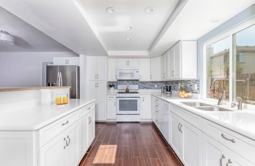 Redlands House | Designed for extended stays, family relocations, or corporate travel, this furnished home offers high-speed Wi-Fi, workspace, and all essentials for a comfortable month-long stay. Private in-law suite, lockable rooms, pet-friendly yard with dog run,