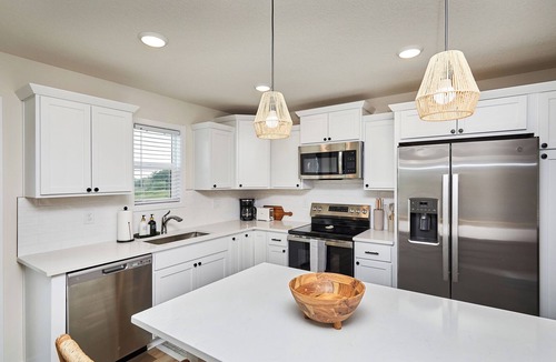 Van Meter House | Designer 4BR-New Build! Giant TV, Great for Groups/Families