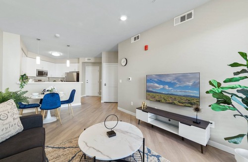 Sparks Apartment | Designer Apt With Jacuzzi Sky Lounge Gym Access