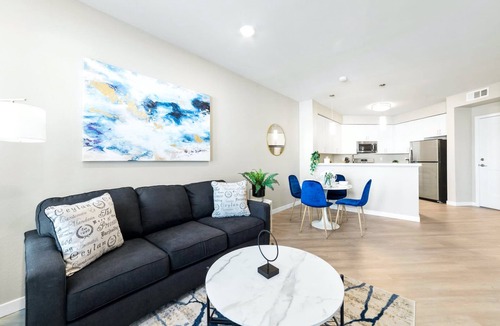 Sparks Apartment | Designer Apt With Jacuzzi Sky Lounge Gym Access