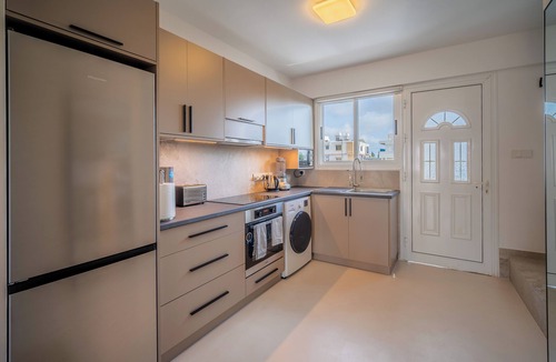 Chlorakas House | Designer maisonette 2 bedrooms Terrace - Barbecue table - Fitness area