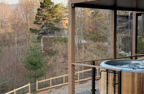 Young Harris House | Designer Mountain Retreat - Hot Tub + Mtn Views + Pickleball + King beds