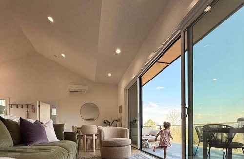 Young Harris House | Designer Mountain Retreat - Hot Tub + Mtn Views + Pickleball + King beds