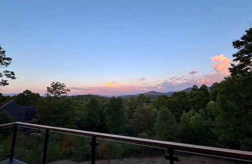 Young Harris House | Designer Mountain Retreat - Hot Tub + Mtn Views + Pickleball + King beds