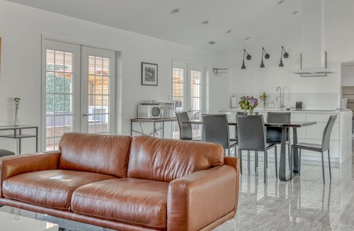 Carver Villa | Designer Newly Built Private Escape Indoor/Outdoor Modern Retreat Home