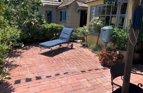 Balboa Island Cottage | Designer's Historic Cottage Steps to South Bayfront & Near Shops